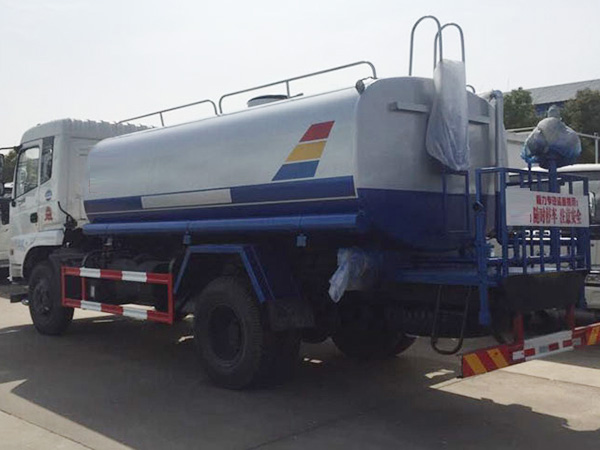 東風(fēng)御虎灑水車(chē)