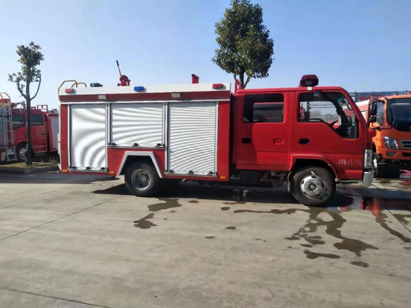 國(guó)六五十鈴泡沫消防車(chē)3-3.5噸