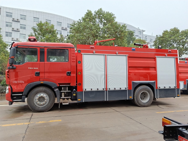 重汽豪沃干粉水泡沫聯用消防車