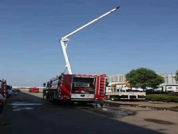 重汽豪沃18米舉高噴射消防車