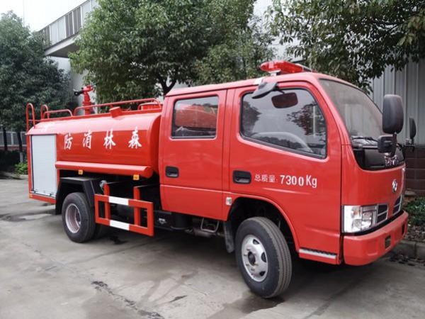 東風多利卡雙排座消防灑水車3噸